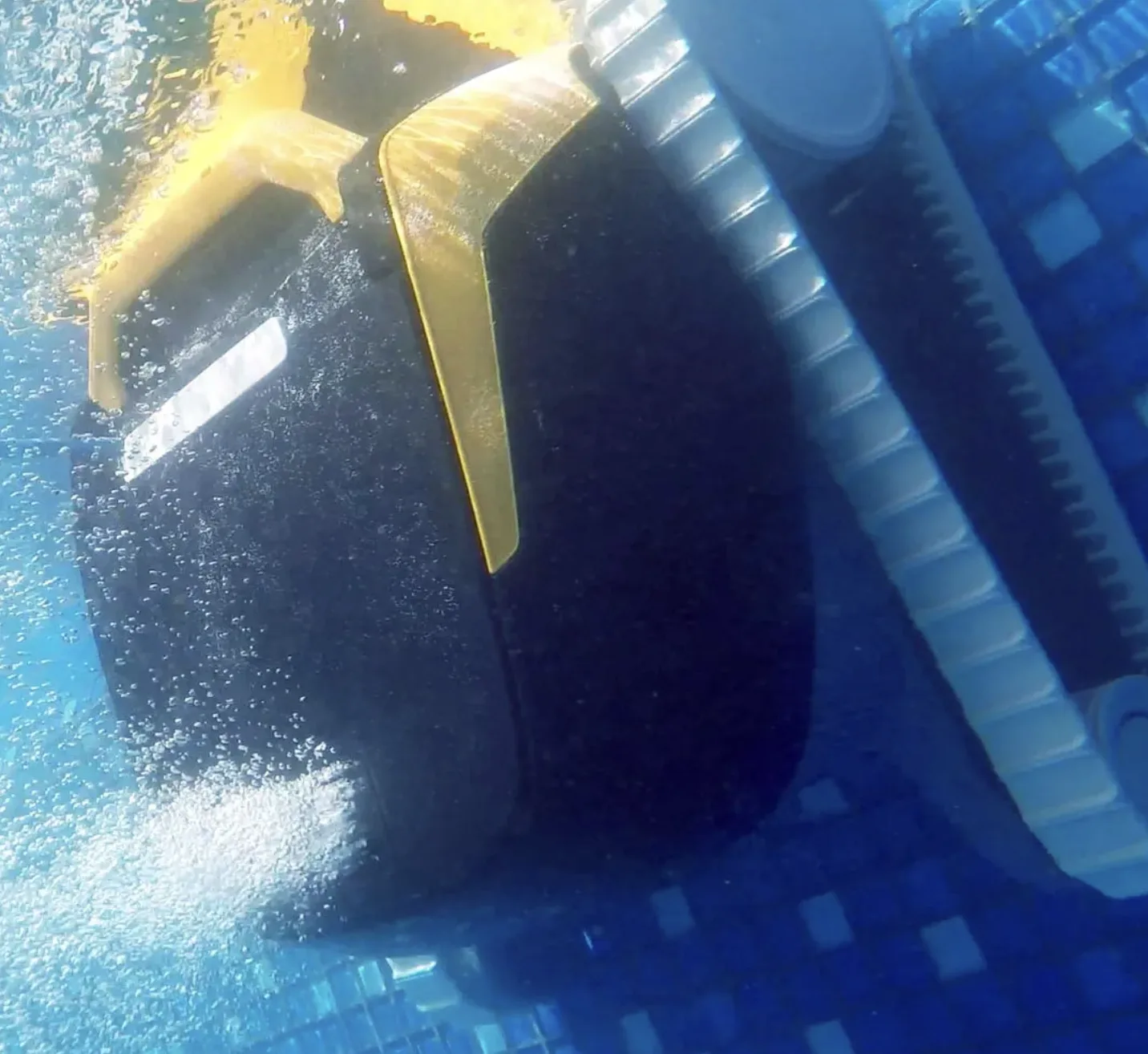 Dolphin E20 sur une paroi de piscine