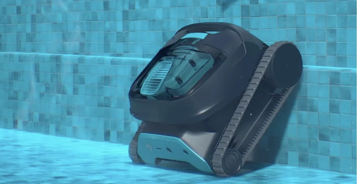 Robot Dolphin Maytronics immobilisé au fond d'une piscine lors d'un arrêt inopiné