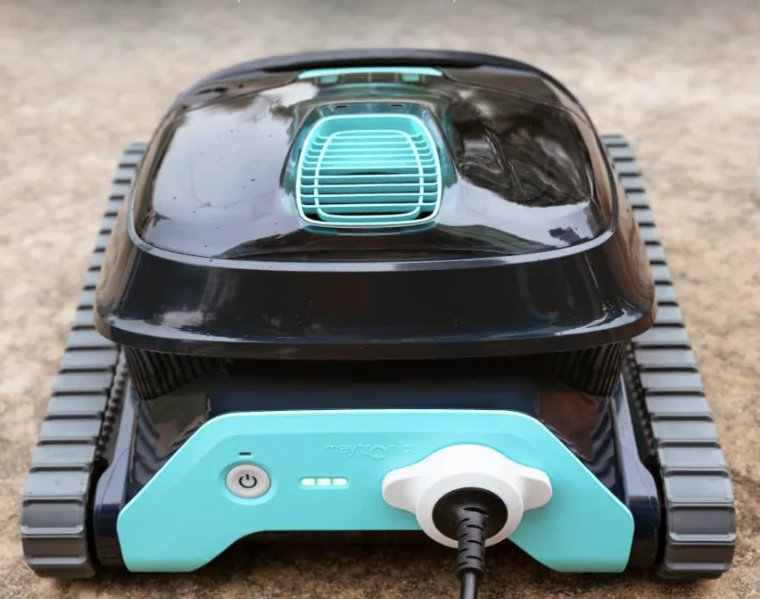 Nouveau robot Dolphin S200 posé au bord d'un bassin, prêt à être mis en eau